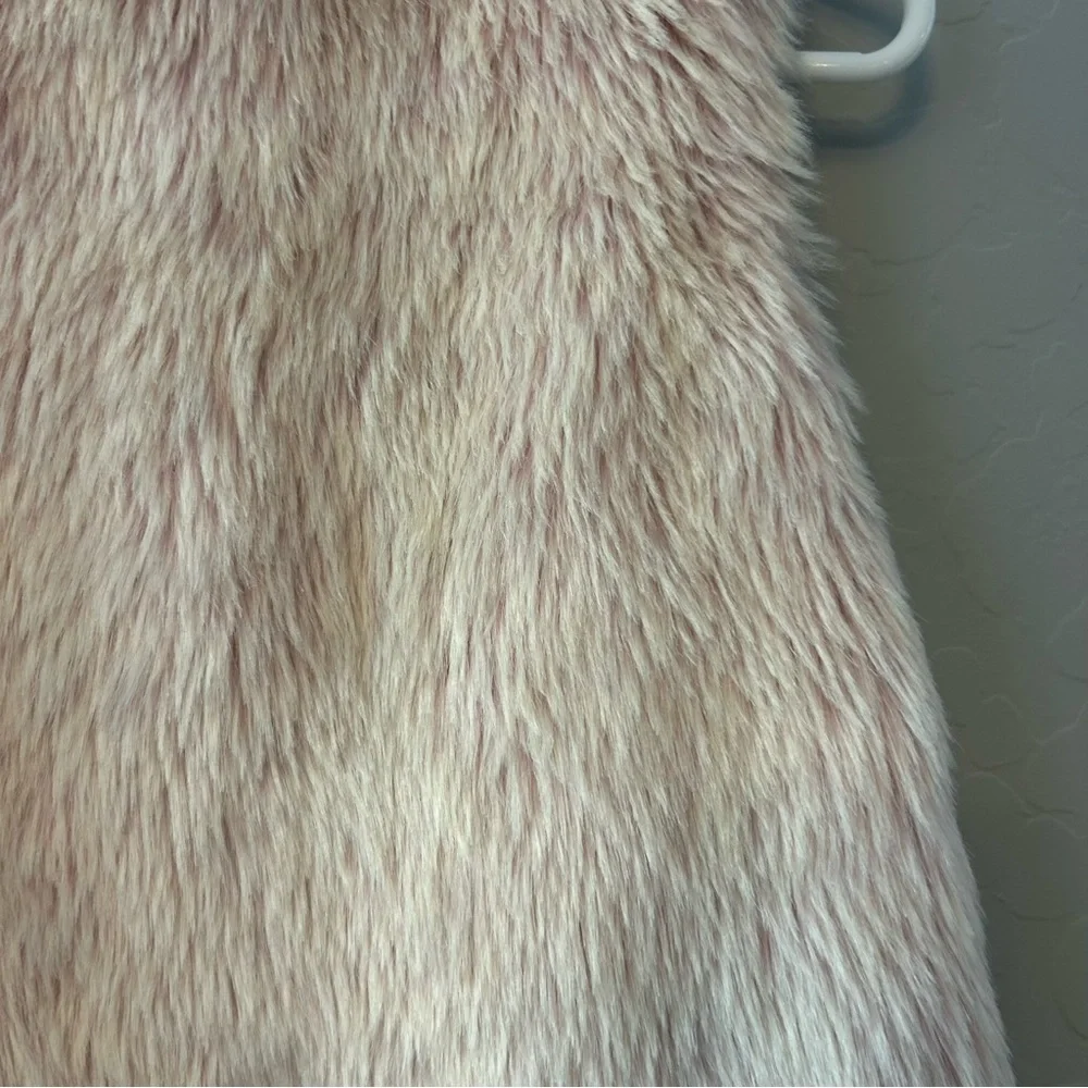 ⭐️Genuine Kids from Oshkosh light pink faux fur vest size 2t/3t